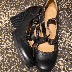 Vintage black size 7 heel cross cross laces